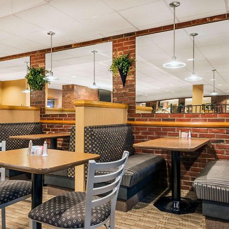 Ramada By Wyndham Paintsville Hotel & Conference Center Esterno foto