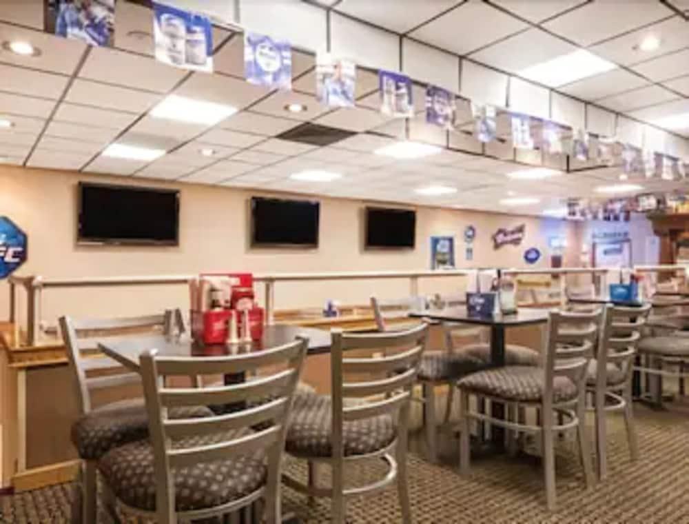 Ramada By Wyndham Paintsville Hotel & Conference Center Esterno foto