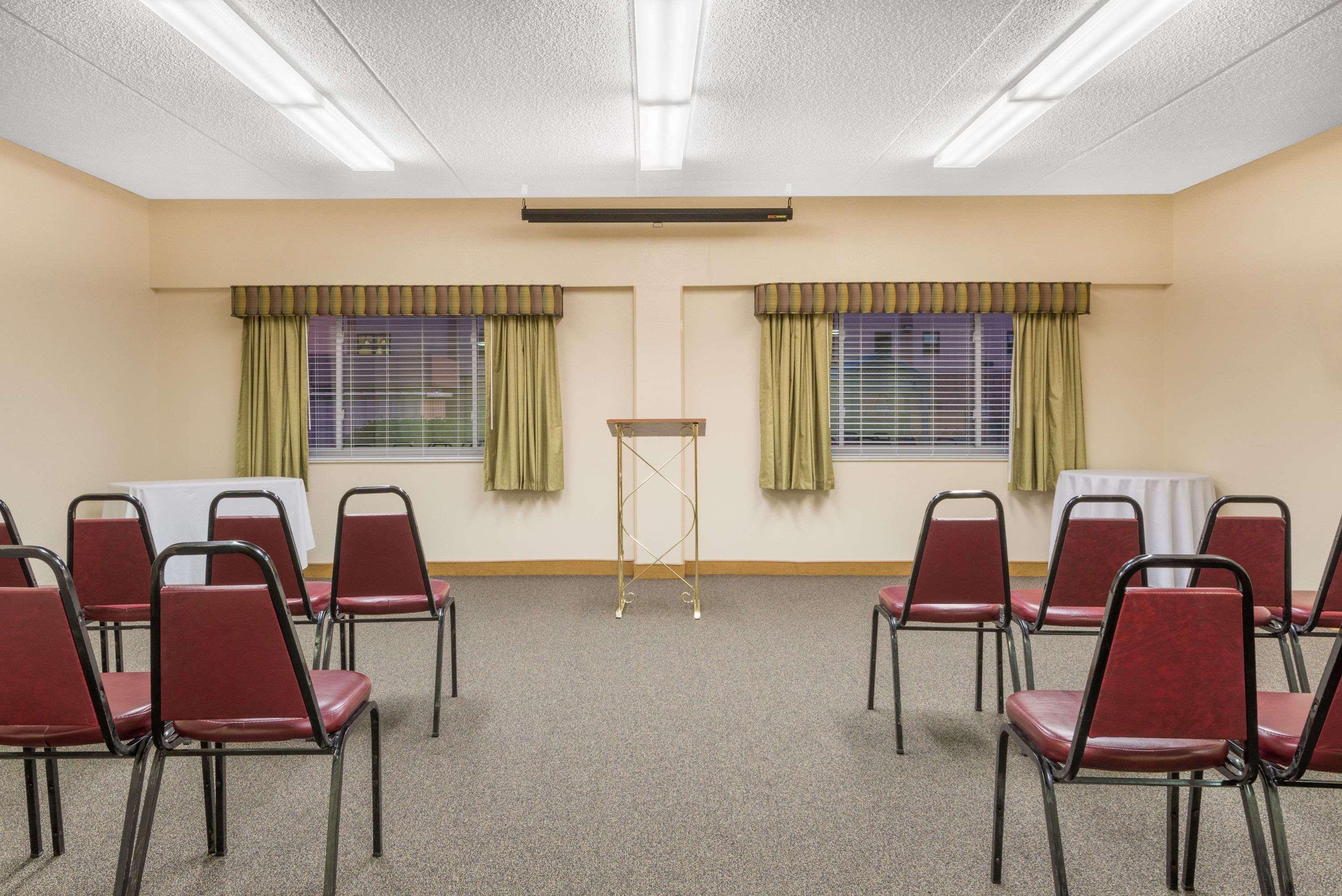Ramada By Wyndham Paintsville Hotel & Conference Center Esterno foto