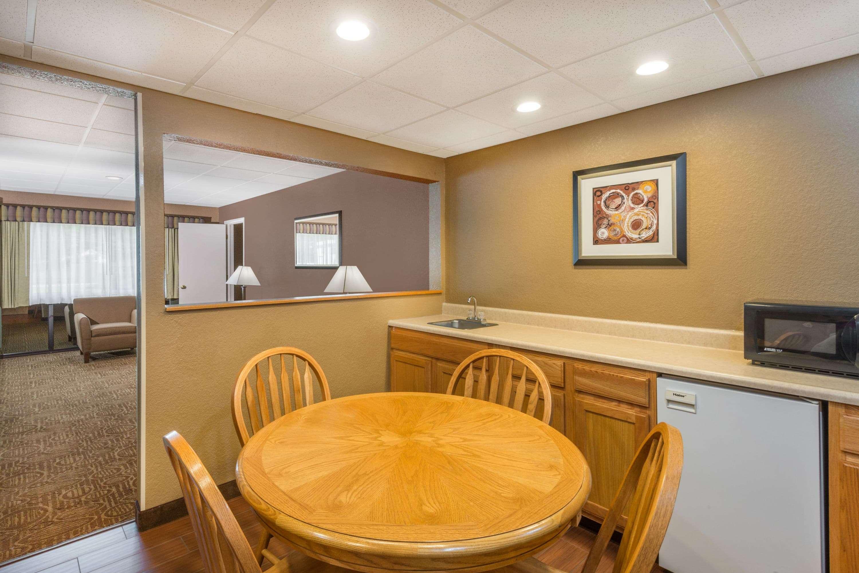 Ramada By Wyndham Paintsville Hotel & Conference Center Esterno foto