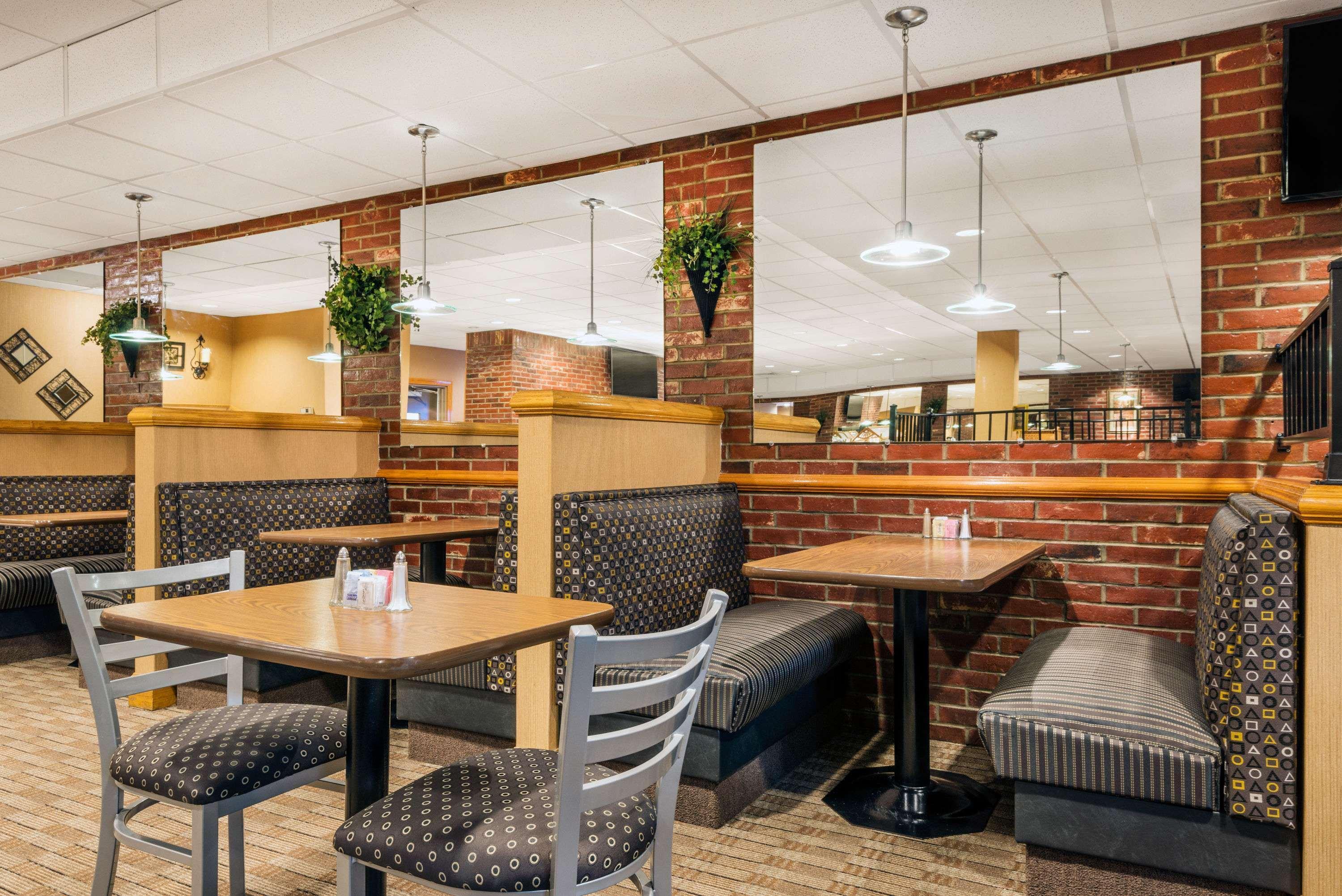 Ramada By Wyndham Paintsville Hotel & Conference Center Esterno foto