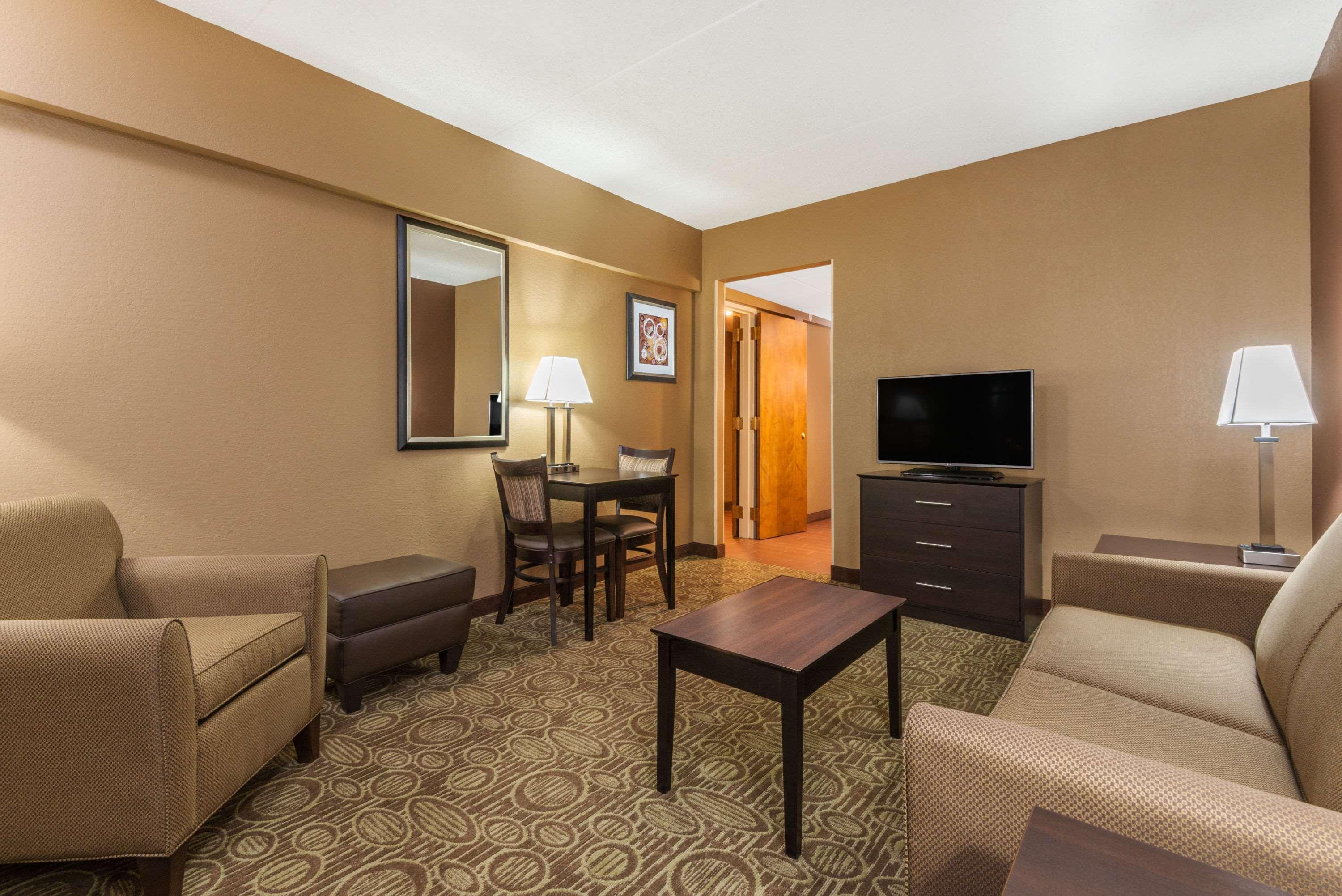 Ramada By Wyndham Paintsville Hotel & Conference Center Esterno foto