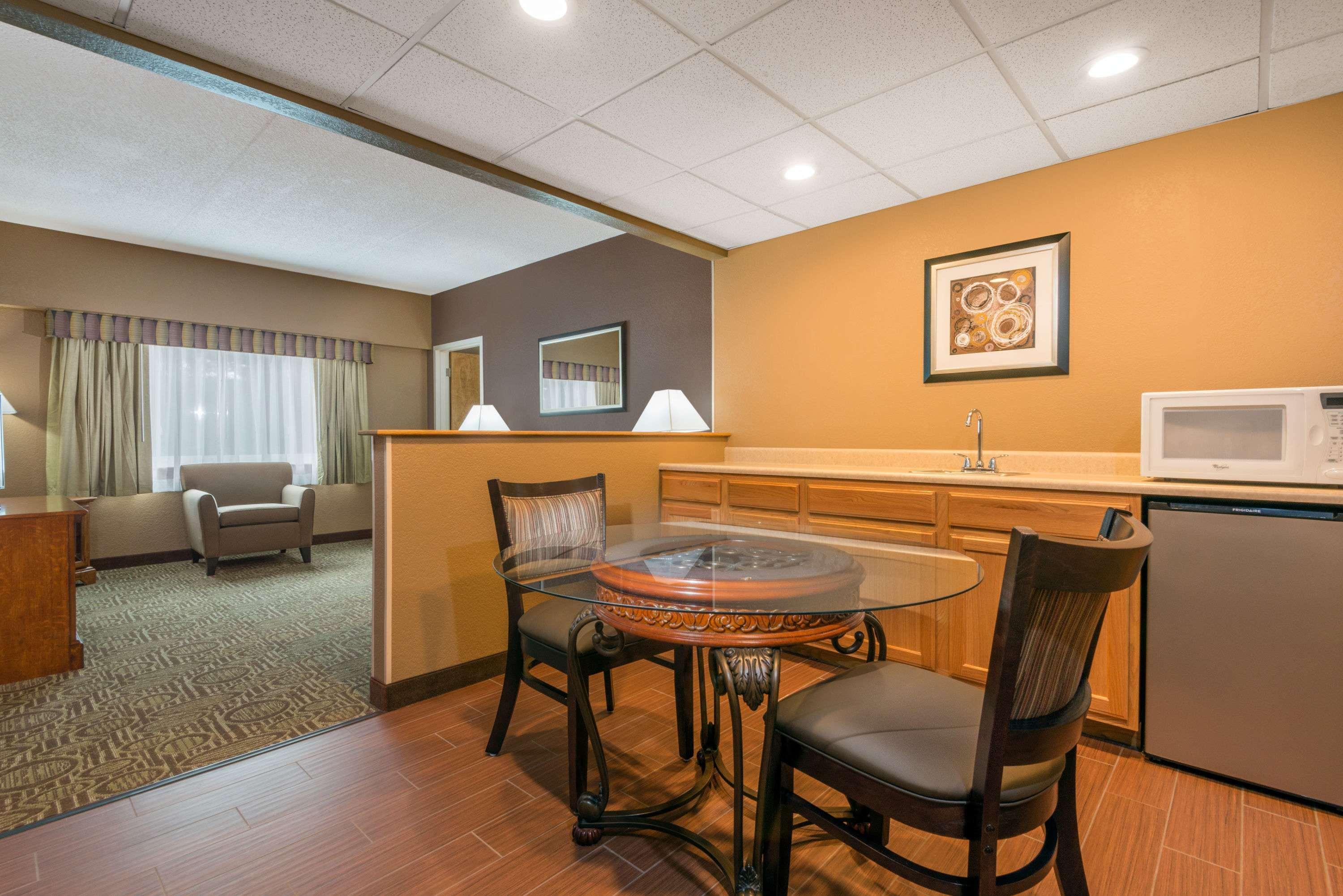 Ramada By Wyndham Paintsville Hotel & Conference Center Esterno foto