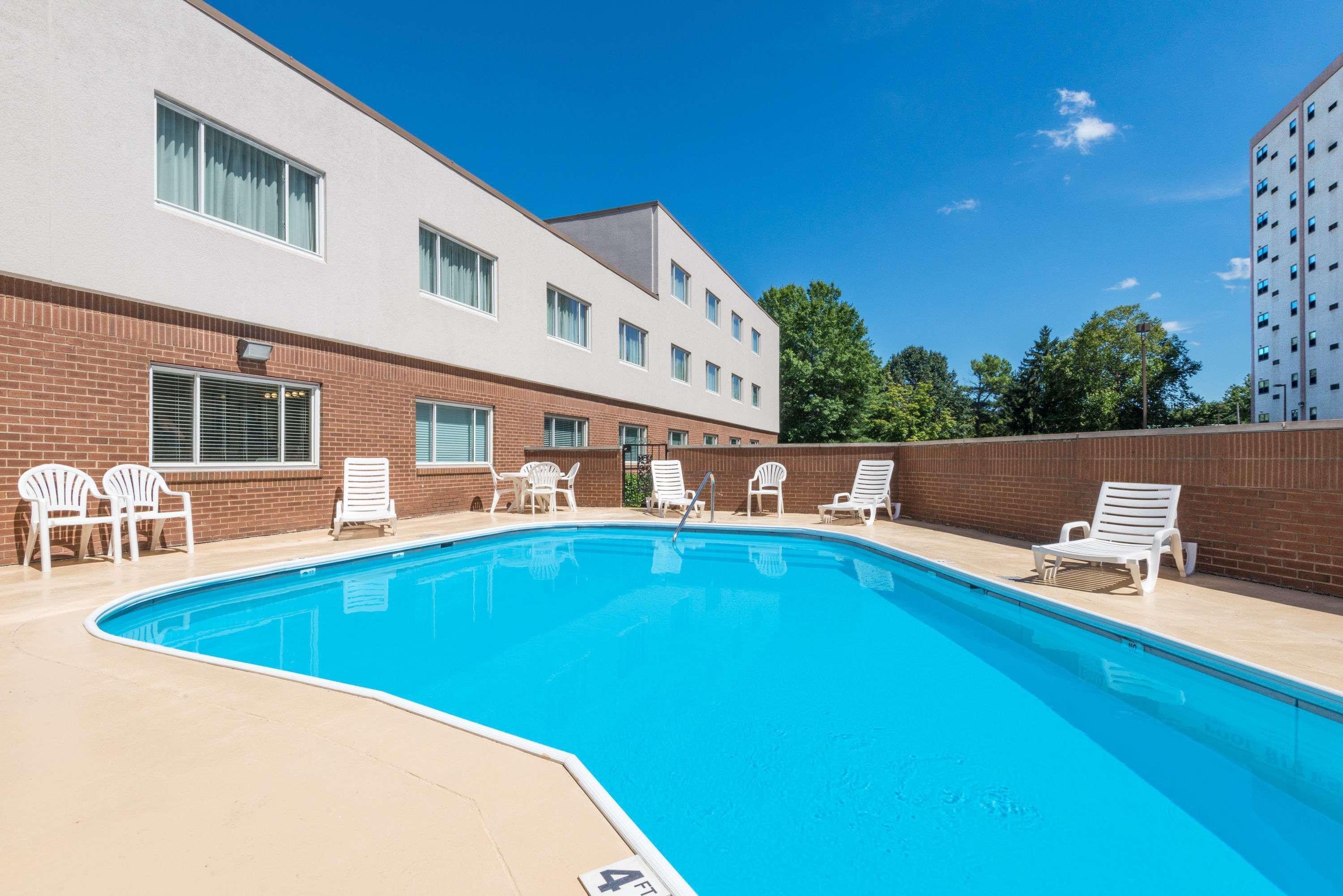 Ramada By Wyndham Paintsville Hotel & Conference Center Esterno foto